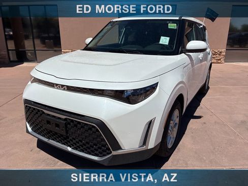 Used 2025 Kia Soul LX FWD image 2