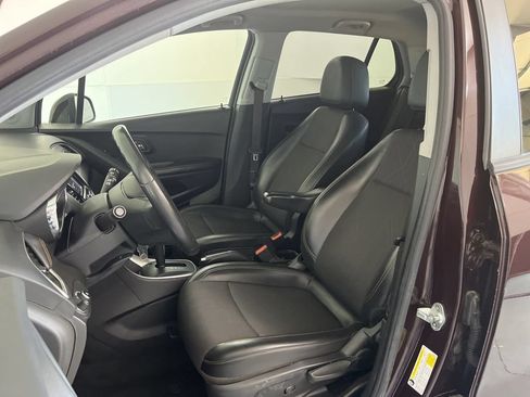 Used 2021 Chevrolet Trax LT AWD/4WD image 17