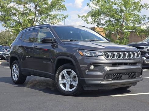 Used 2023 Jeep Compass Latitude w/ Convenience Group AWD/4WD image 2