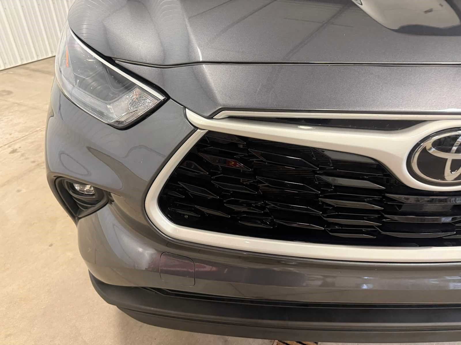 Used 2024 Toyota Highlander XLE AWD/4WD image 4