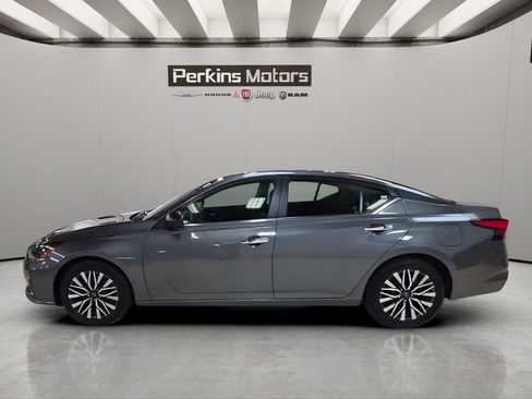 Used 2025 Nissan Altima 2.5 SV FWD image 2