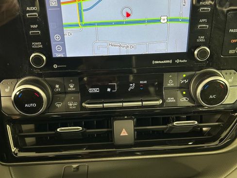 Used 2021 Toyota Highlander XLE AWD/4WD image 14