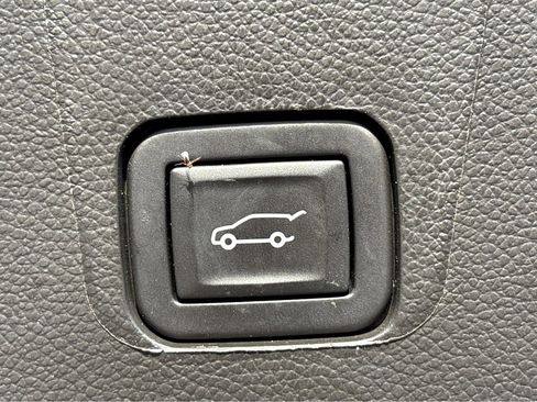 Used 2023 Chevrolet Traverse RS image 31