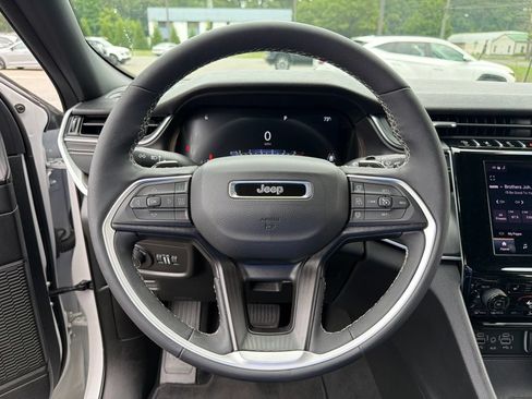 Used 2025 Jeep Grand Cherokee Laredo X w/ Luxury Tech Group I AWD/4WD image 15