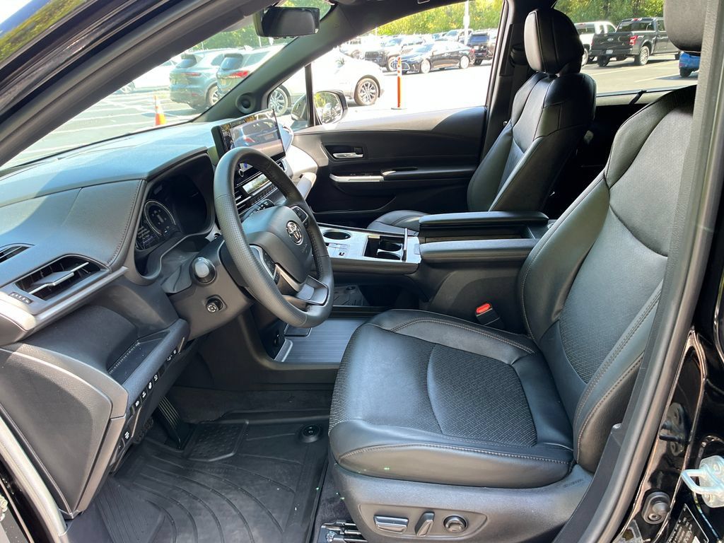 Used 2025 Toyota Sienna Platinum AWD/4WD image 9