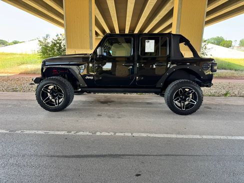 Used 2020 Jeep Wrangler Unlimited Sahara AWD/4WD image 6