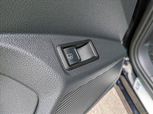 Used 2024 Volkswagen Taos SE w/ Panoramic Sunroof Package FWD image 27