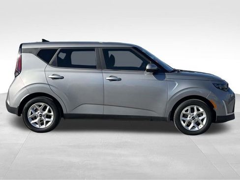 Used 2023 Kia Soul LX w/ LX Technology Package image 8