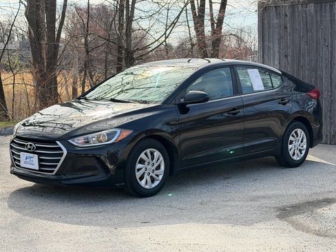 Used 2017 Hyundai Elantra SE image 3