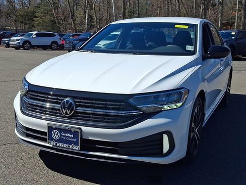 Used 2023 Volkswagen Jetta Sport image 4