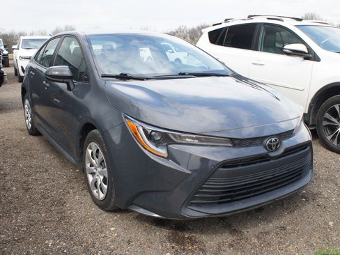 Used 2023 Toyota Corolla LE image 3