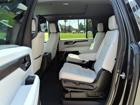 Used 2025 Chevrolet Suburban Premier AWD/4WD image 25