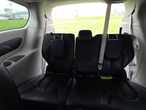 Used 2023 Chrysler Pacifica Touring-L image 13