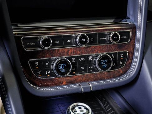 Used 2022 Bentley Bentayga AWD/4WD image 28