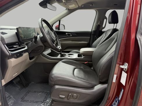 Used 2025 Kia Carnival FWD image 23
