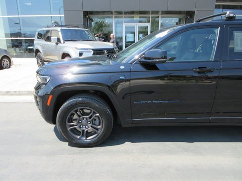 Used 2024 Jeep Grand Cherokee Trailhawk AWD/4WD image 2