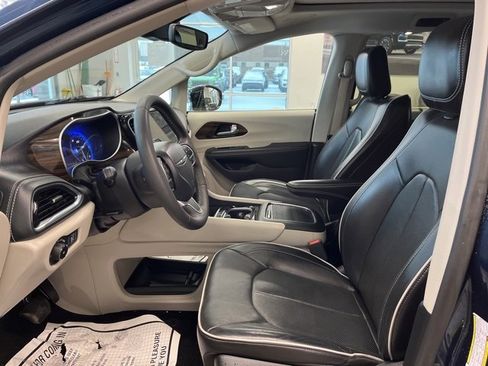 Certified 2024 Chrysler Pacifica Limited image 12