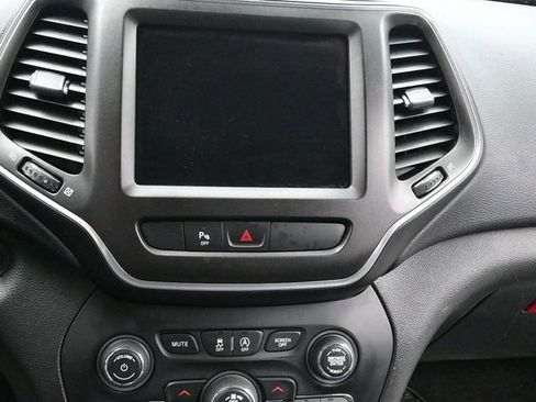 Used 2019 Jeep Cherokee Trailhawk w/ Comfort/Convenience Group image 13