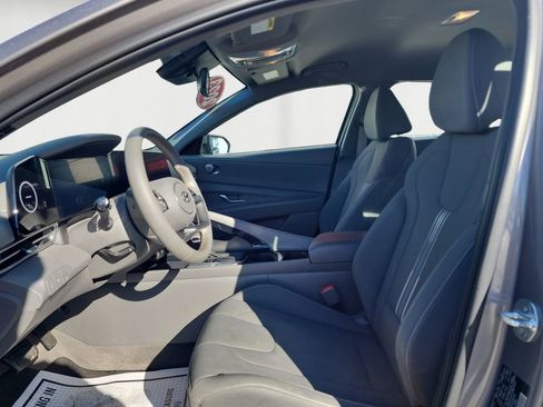 Used 2023 Hyundai Elantra SEL w/ Convenience Package image 9