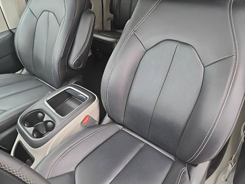 Used 2024 Chrysler Pacifica Touring-L FWD image 15