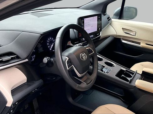 Certified 2023 Toyota Sienna XLE FWD image 18