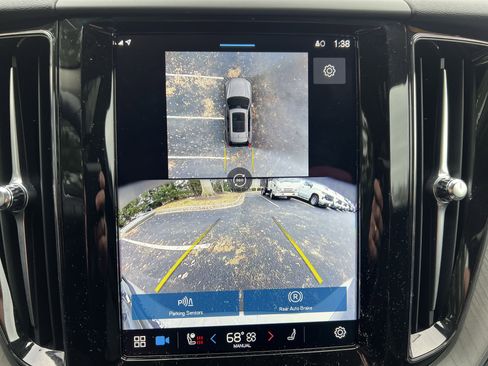 Used 2025 Volvo XC60 B5 Plus image 25