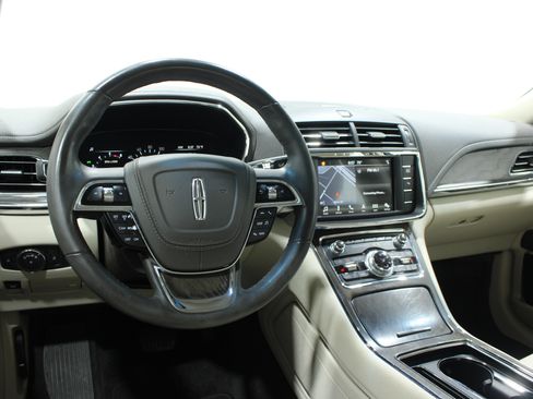 Used 2017 Lincoln Continental Select FWD image 2