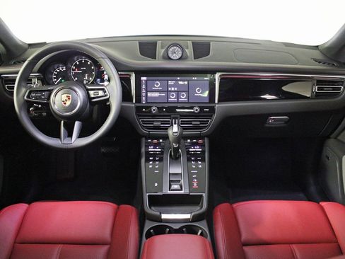 Certified 2025 Porsche Macan AWD/4WD image 19
