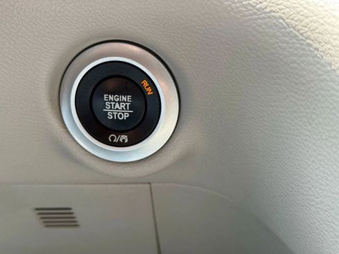 Used 2017 Chrysler Pacifica Touring-L w/ Tire & Wheel Group image 30