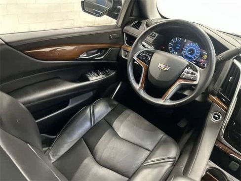 Used 2020 Cadillac Escalade Luxury image 12