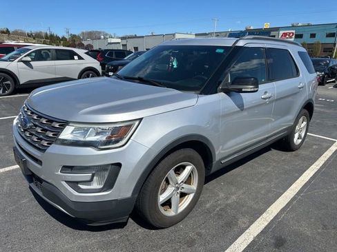 Used 2017 Ford Explorer XLT AWD/4WD image 3