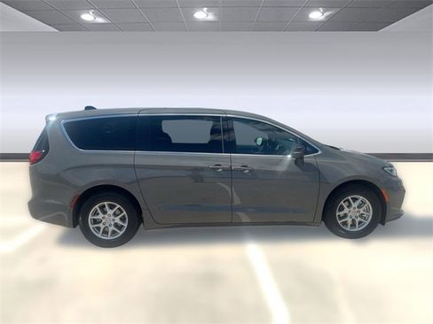 New 2025 Chrysler Pacifica Select image 7