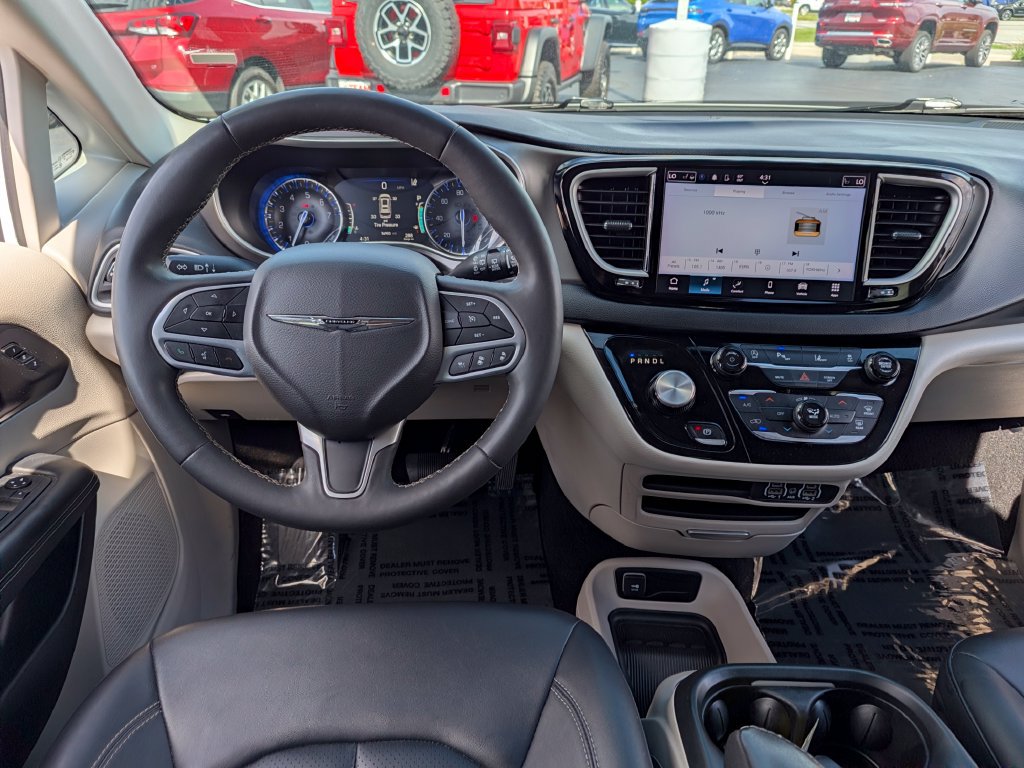 Used 2024 Chrysler Pacifica Touring-L FWD image 22