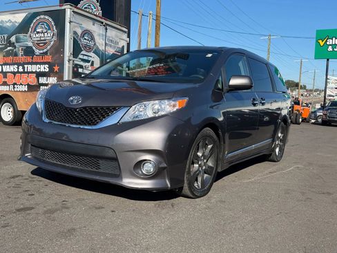 Used 2015 Toyota Sienna SE Premium image 2