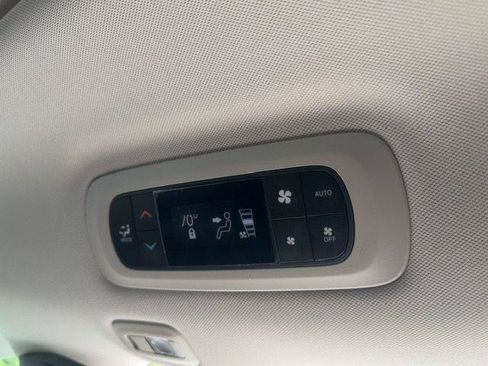 Used 2017 Chrysler Pacifica Limited w/ UConnect Theater Package FWD image 20