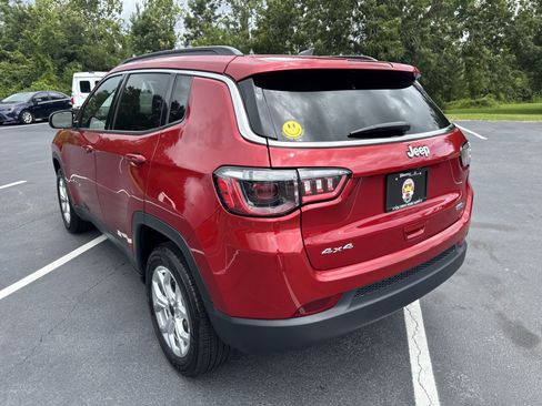 Used 2025 Jeep Compass Latitude AWD/4WD image 7