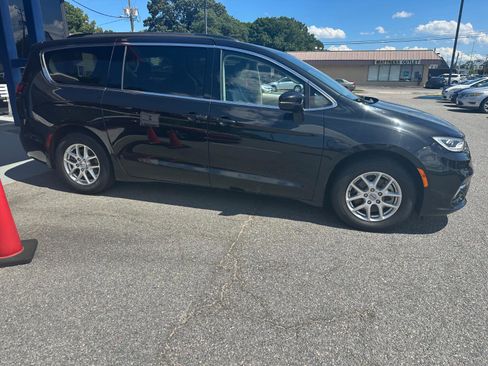 Used 2022 Chrysler Pacifica Touring-L image 5