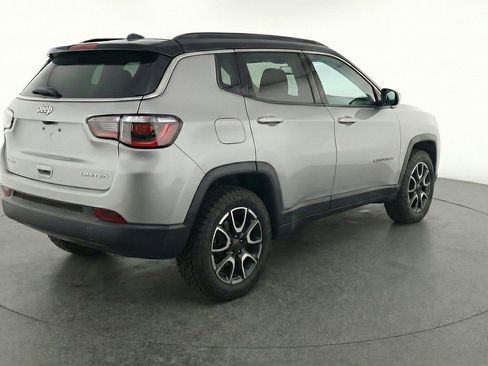 Used 2025 Jeep Compass Trailhawk AWD/4WD image 9