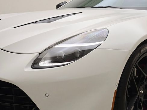 Used 2025 Aston Martin Vanquish RWD image 5