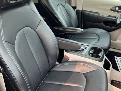 Certified 2024 Chrysler Pacifica Touring-L FWD image 16