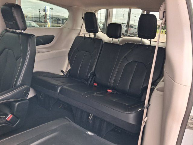 Used 2024 Chrysler Pacifica Touring-L FWD image 8