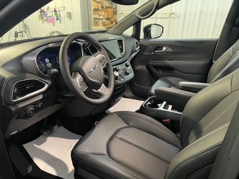 New 2026 Chrysler Pacifica Select image 8