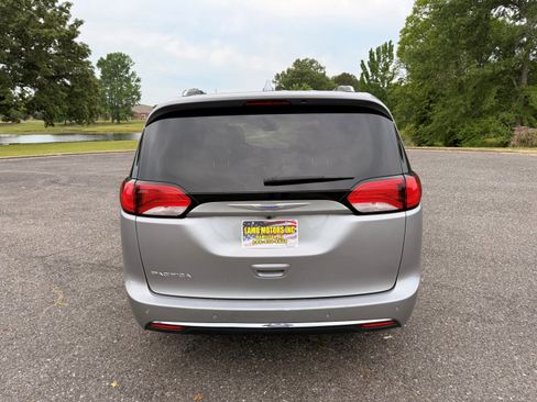 Used 2018 Chrysler Pacifica Touring-L FWD image 4