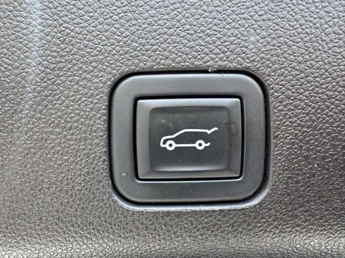 Used 2021 Chevrolet Tahoe Z71 w/ Luxury Package AWD/4WD image 9
