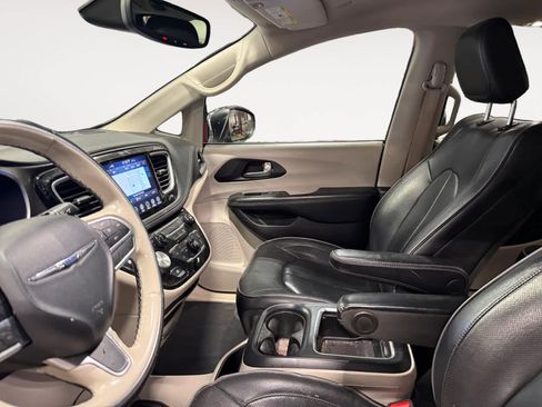 Used 2020 Chrysler Pacifica Limited image 10
