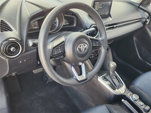 Used 2019 Toyota Yaris L image 2