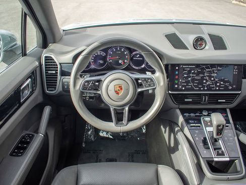 Used 2022 Porsche Cayenne AWD/4WD image 13