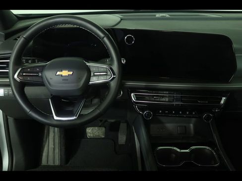 Used 2025 Chevrolet Traverse LT image 17