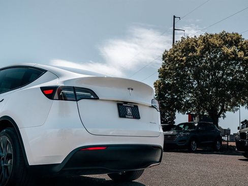 Used 2025 Tesla Model Y Long Range AWD/4WD image 13