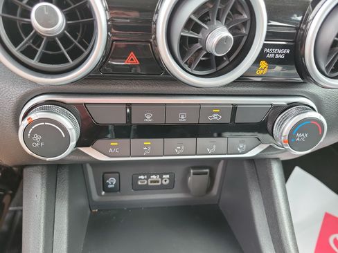 Used 2025 Nissan Sentra SV FWD image 17